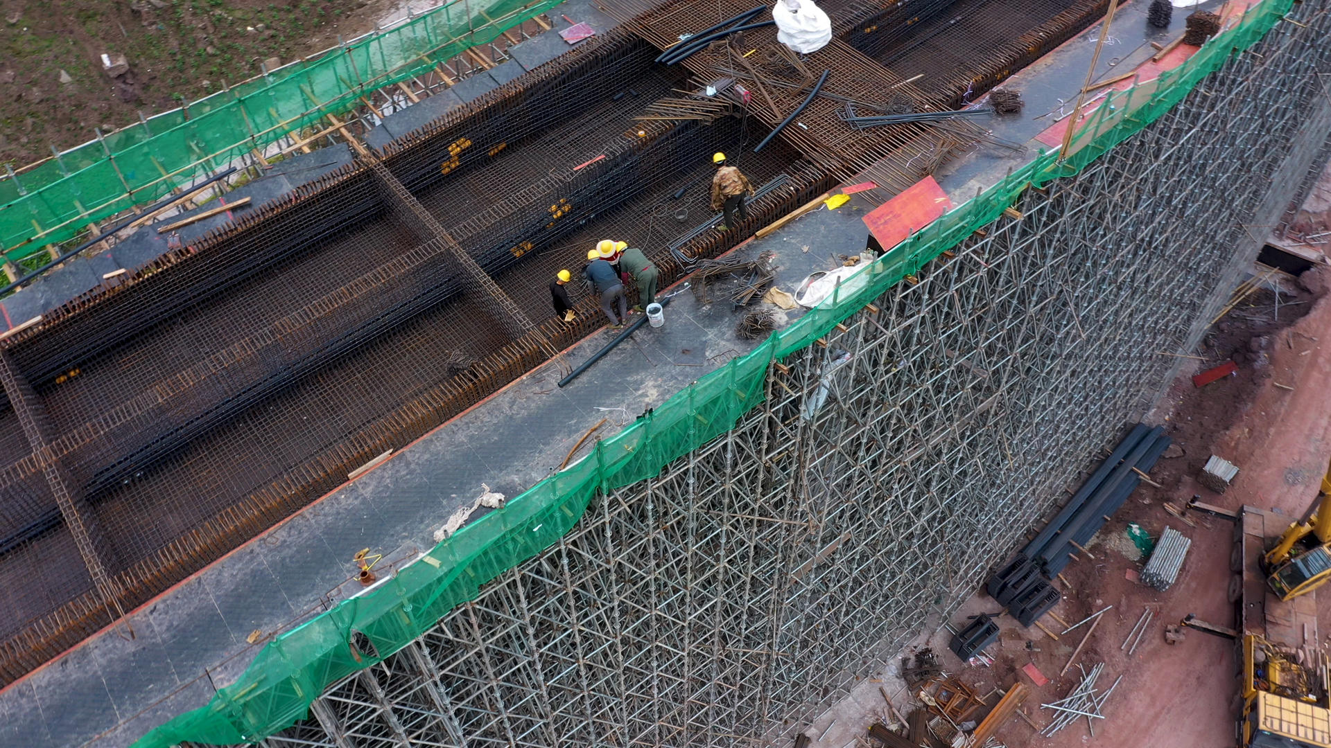 4K航拍高架桥公路建设工地钢管架工人铺设路面施工视频的预览图