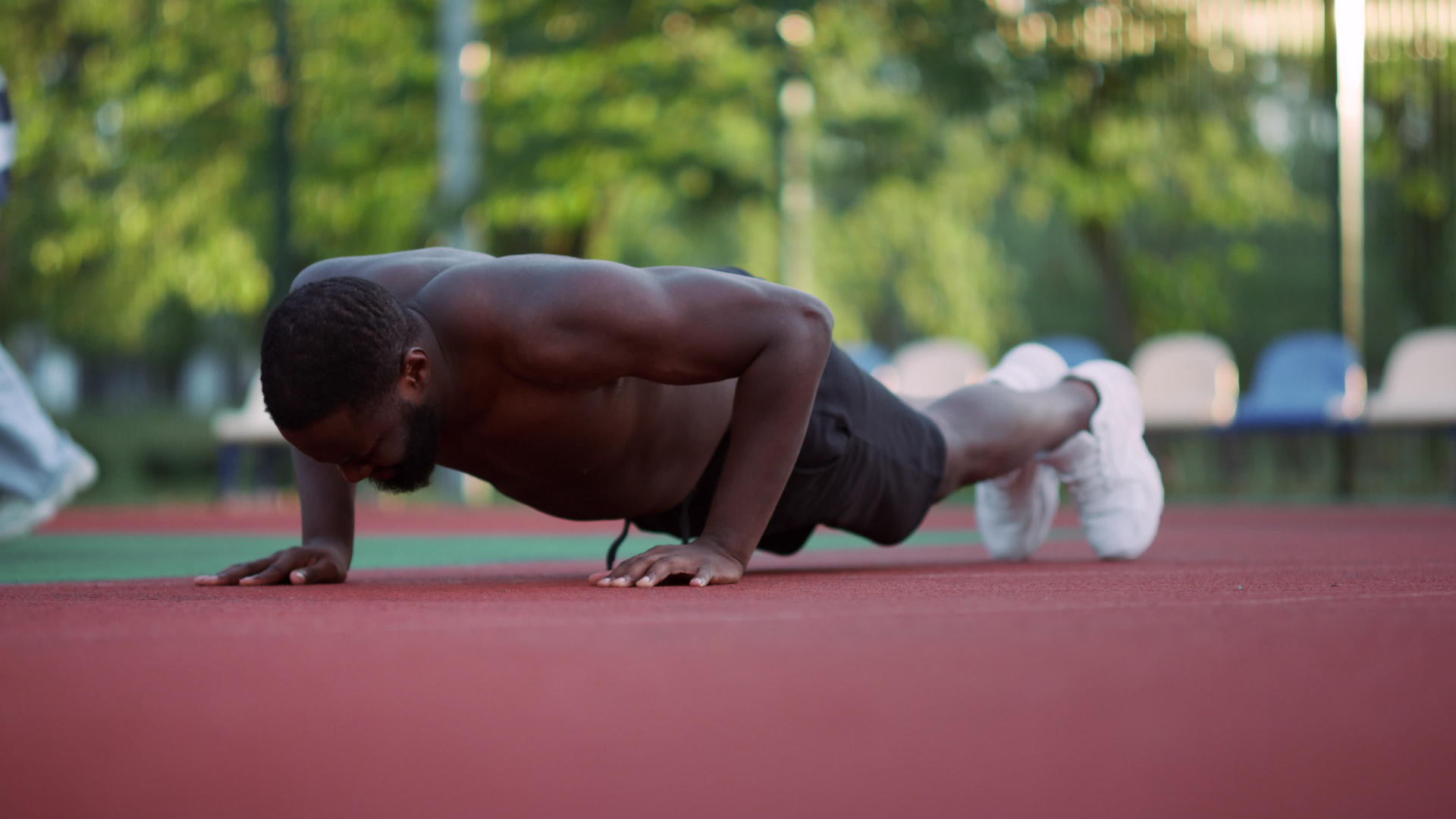 肌肉运动员体育操场做俯卧撑视频的预览图
