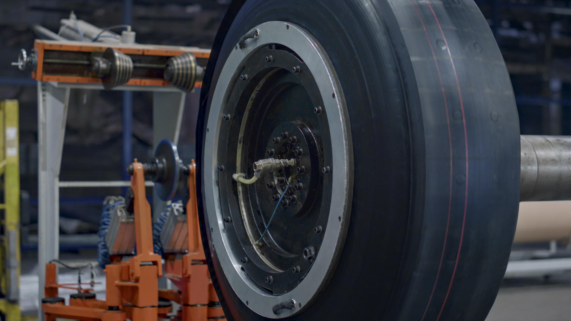 现代化仓库橡胶带旋转工厂轮胎坯料生产工艺视频的预览图