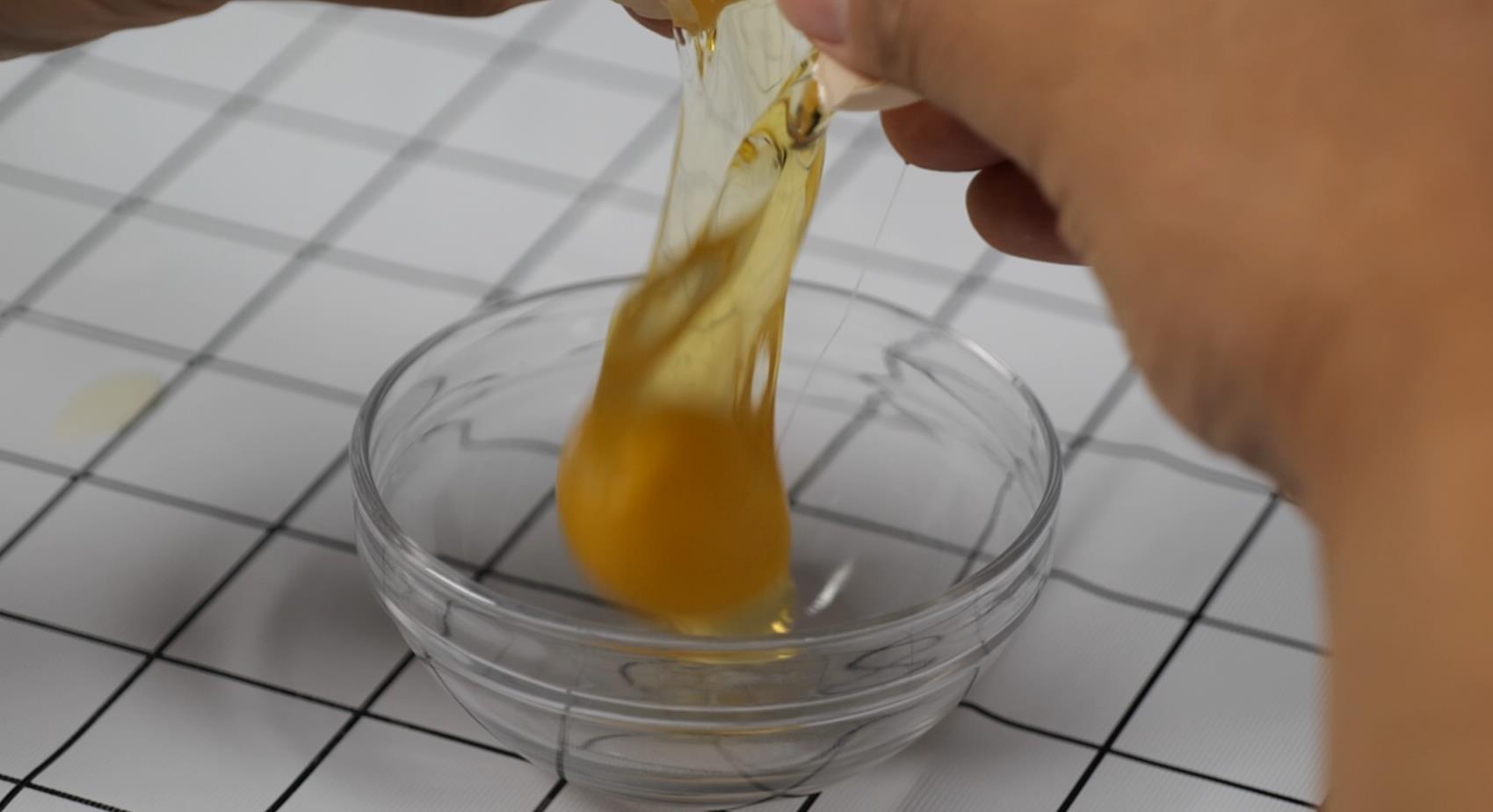 鸡蛋打入碗中视频的预览图