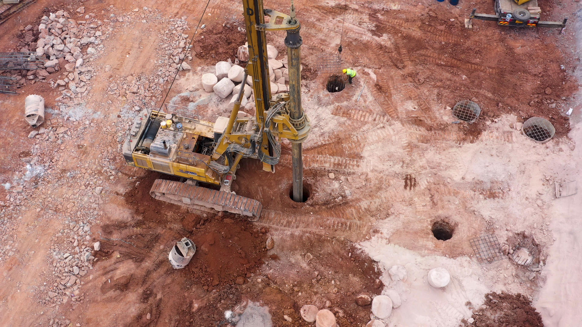 4K航拍大型机械钻井机吊车工地建设施工工人安全帽视频的预览图