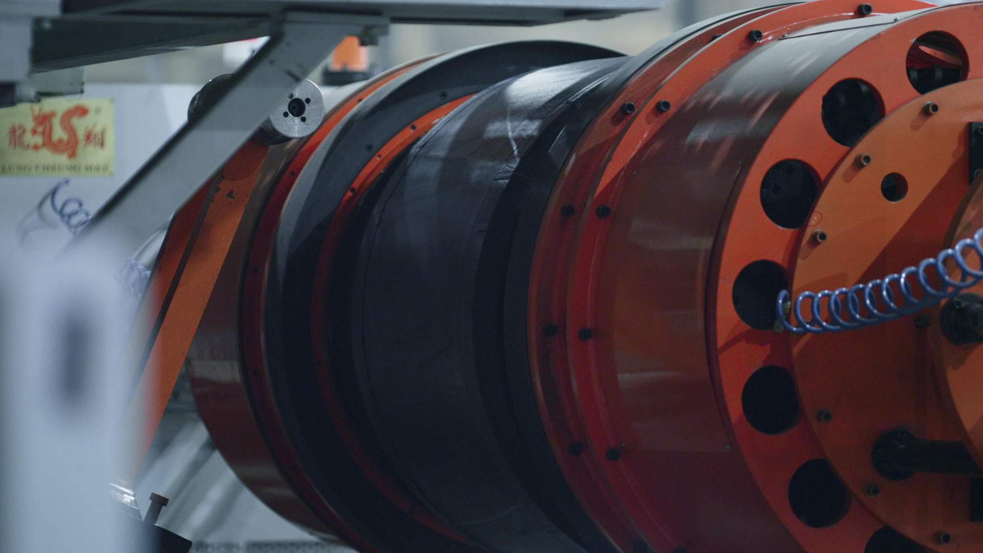 工厂移动的现代橙色机械详细轮胎生产技术视频的预览图