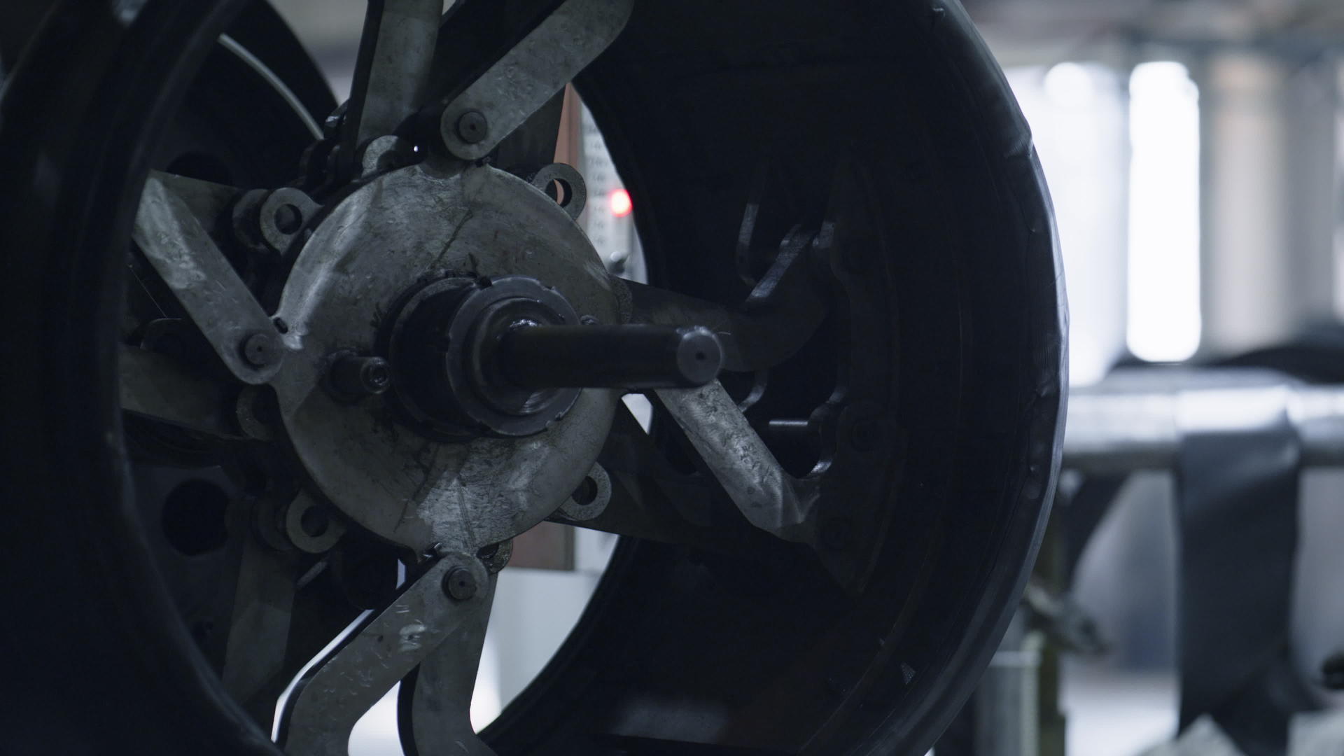 详细的工业机器人机械橡胶带轮胎生产工艺视频的预览图