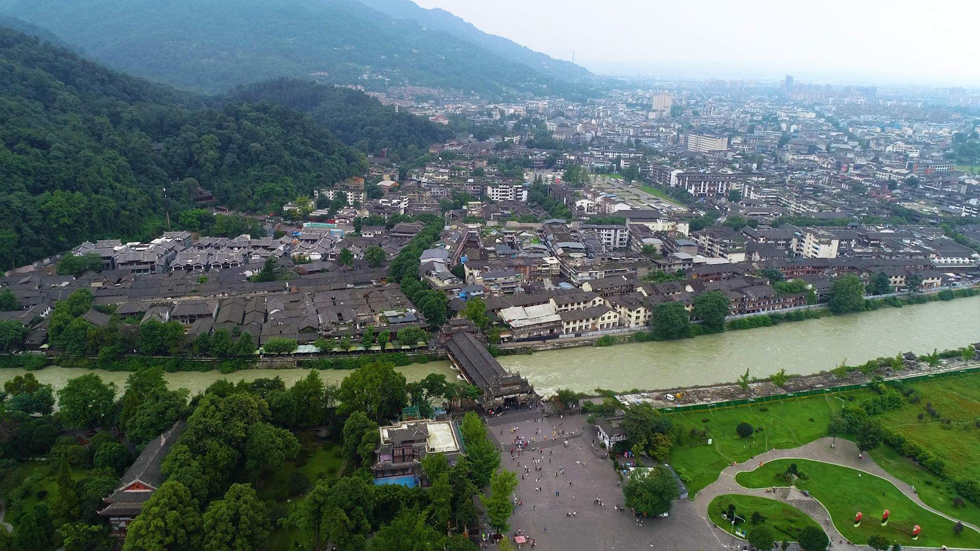 都江堰南桥和古城航拍视频的预览图