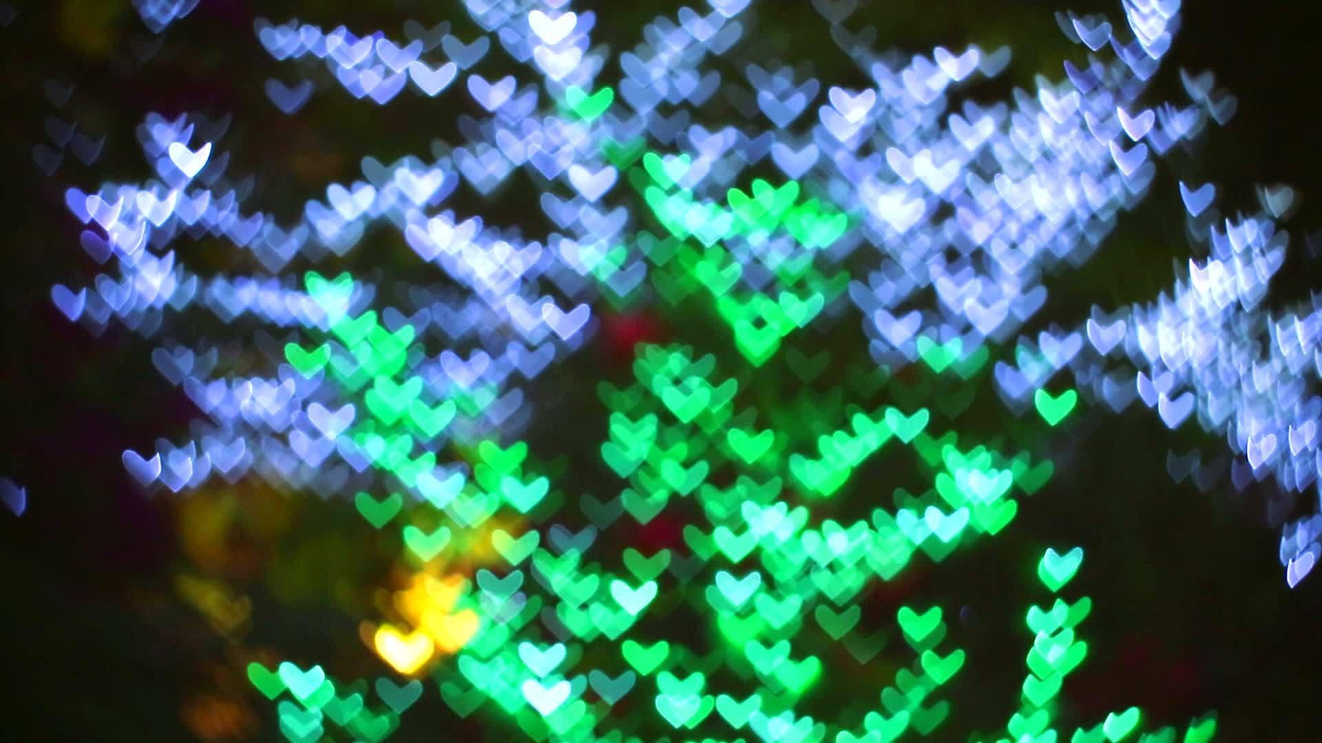 蓝绿心在花园中创造夜光视频的预览图