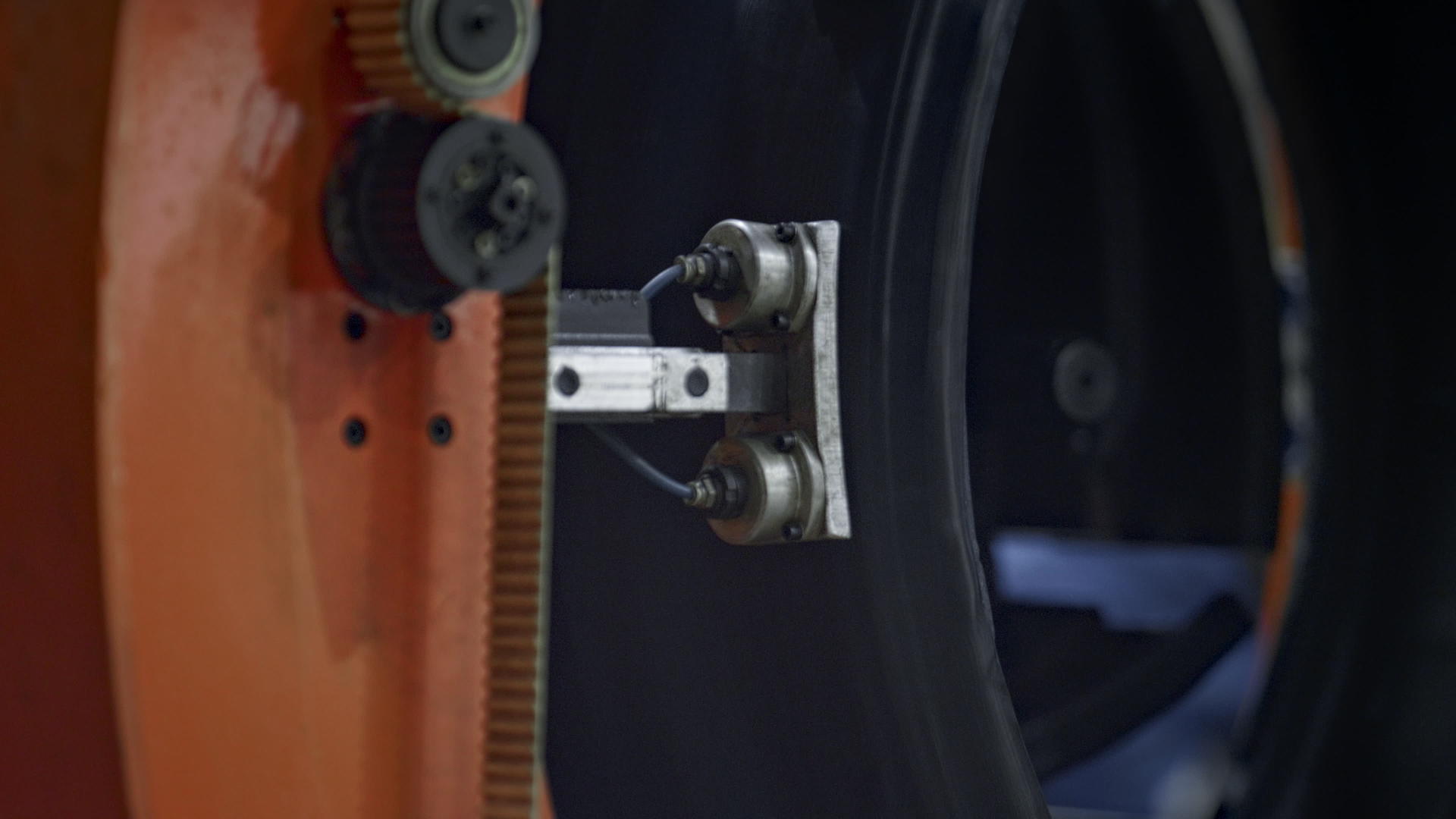 橡胶轮胎生产技术和现代自动化机械的详细工作视频的预览图