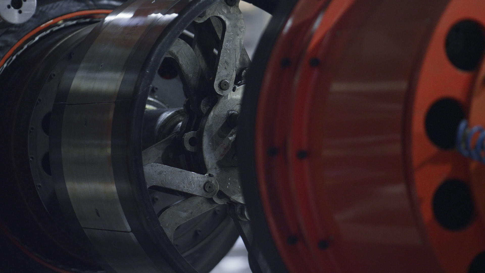 详细的汽车轮胎厂机构在汽车工作室特写镜头中移动视频的预览图