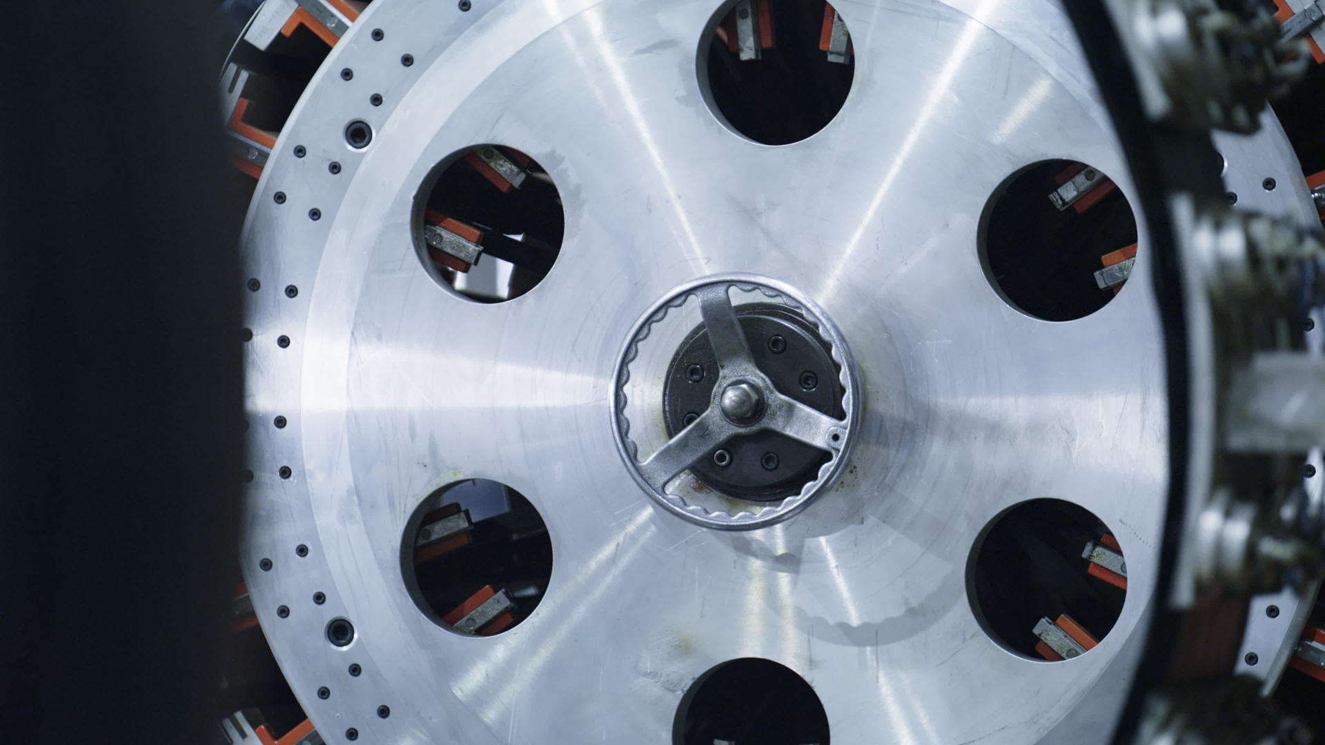在工业机器人车间生产中轮胎生产机旋转视频的预览图