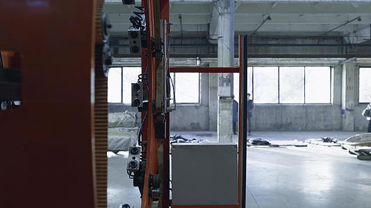 特写机器人轮胎机在现代汽车工作室设施中移动视频的预览图