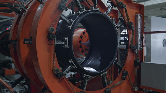 轮胎厂机器人在现代制造设施中的自动设置过程视频的预览图