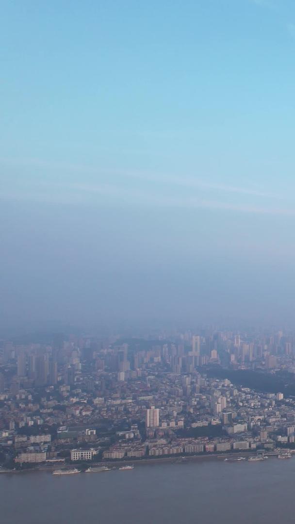 航拍城市长江江景桥高耸于云层信号塔网络基础设施科技素材视频的预览图