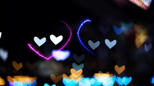 模糊和bokeh心塑造爱情的情人节色彩和多彩的夜光视频的预览图