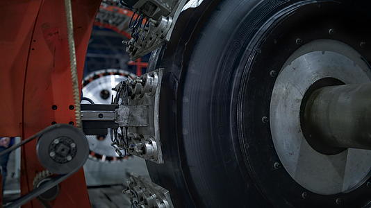 带橡胶带的现代工厂自动化汽车轮胎生产机视频的预览图