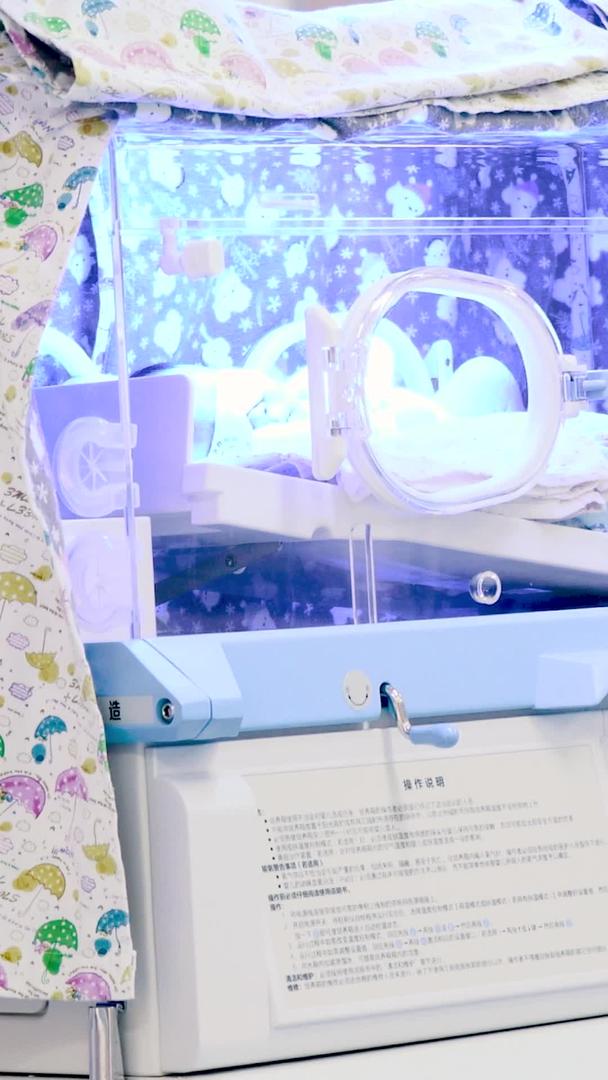 拍摄新生儿保温箱照亮蓝光视频的预览图