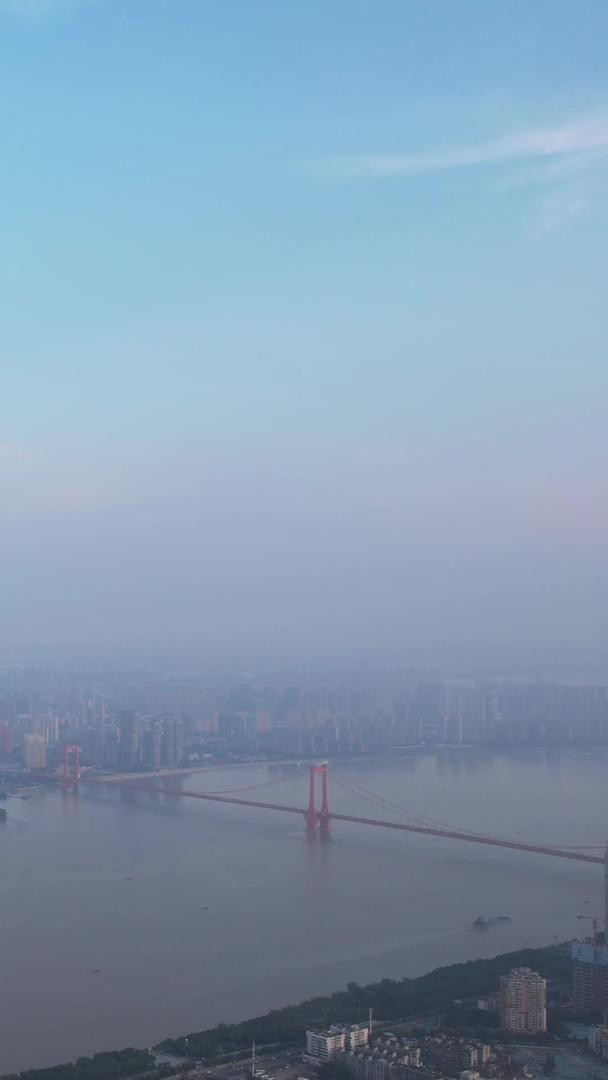 航拍城市长江江景桥高耸于云层信号塔网络基础设施科技素材视频的预览图