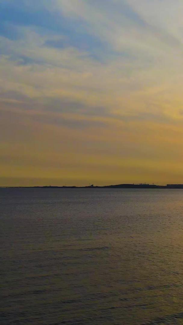 海洋中的夕阳渔船航拍视频的预览图
