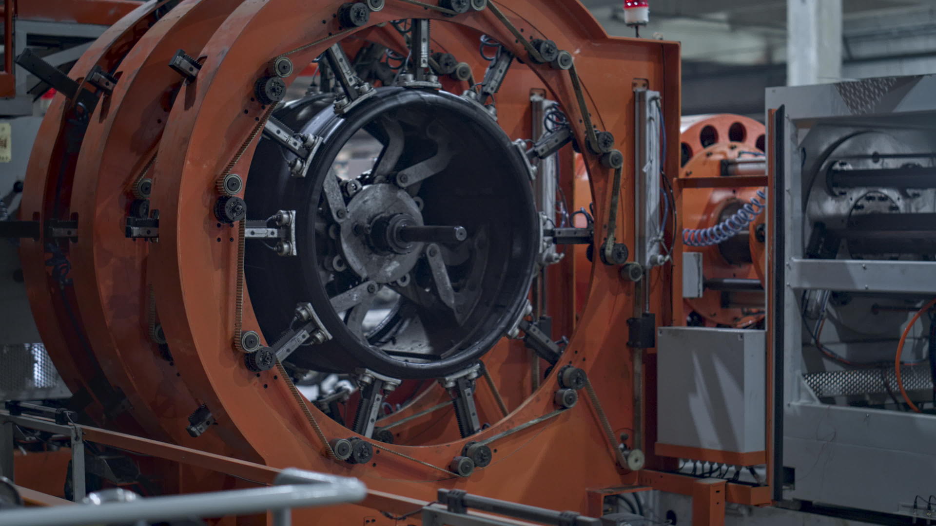 自动轮胎生产机在工业生产中工作视频的预览图