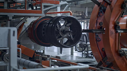 自动化机器人轮胎制造机在汽车车间移动视频的预览图