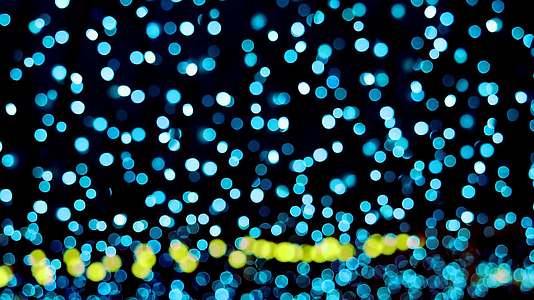 横跨模糊的bokeh蓝光在夜间装饰着花园的露天视频的预览图