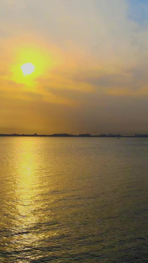 海洋中的夕阳渔船航拍视频的预览图