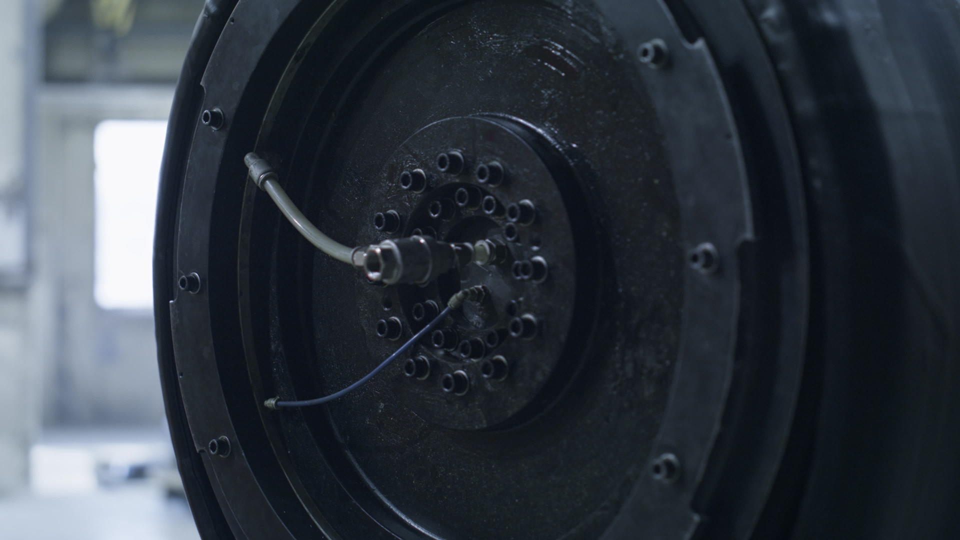 橡胶轮胎生产机械在技术汽车工厂特写镜头视频的预览图