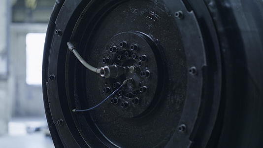 橡胶轮胎生产机械在技术汽车工厂特写镜头视频的预览图