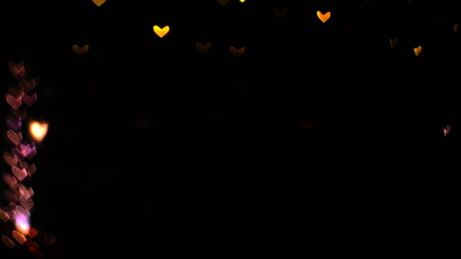 城市中美丽的夜光笼罩着城墙上温暖的黄橙红心视频的预览图