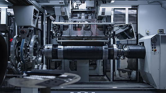 机器人轮胎厂工人在工厂操作生产过程视频的预览图