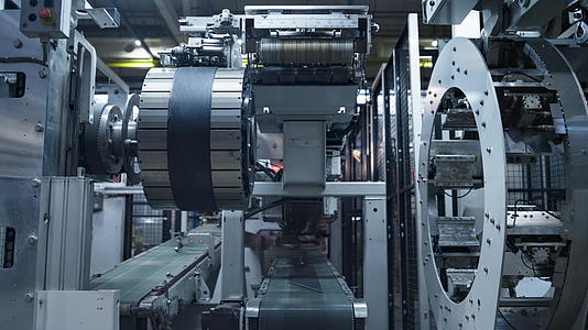 现代化轮胎生产技术和工厂运行的工业设备视频的预览图