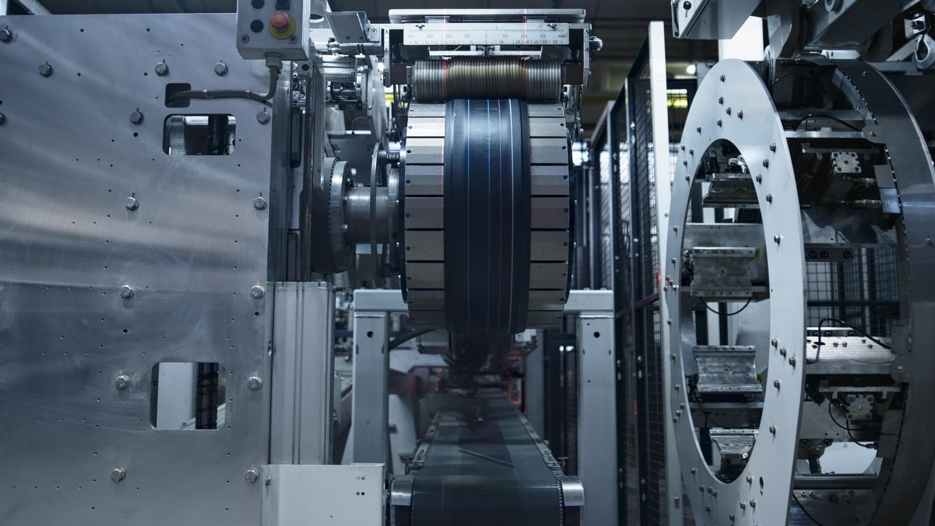 在技术制造行业工作的汽车轮胎自动化生产机械视频的预览图