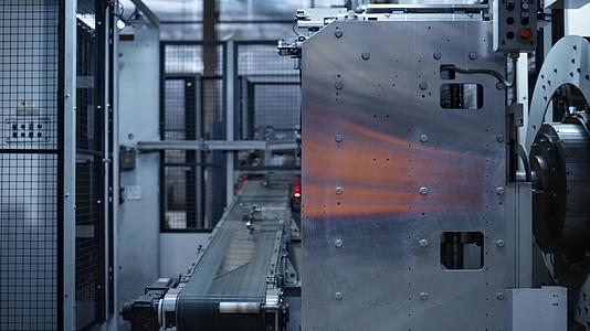 在现代工厂轮胎冲压机器人制造橡胶产品视频的预览图