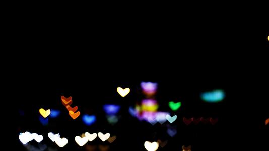 心形在帕塔亚的夜光中闪耀视频的预览图