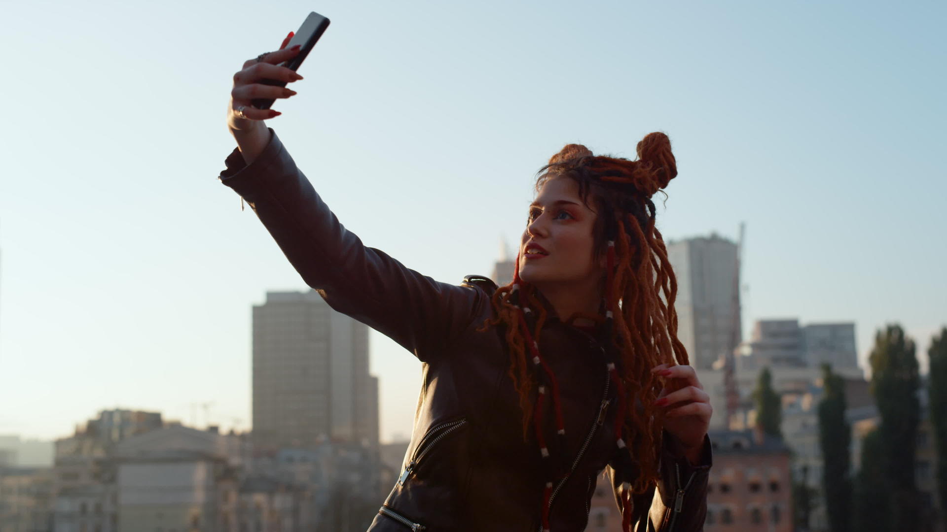 时尚女性在智能手机上自拍自拍用电话摄影机拍照的短裤视频的预览图