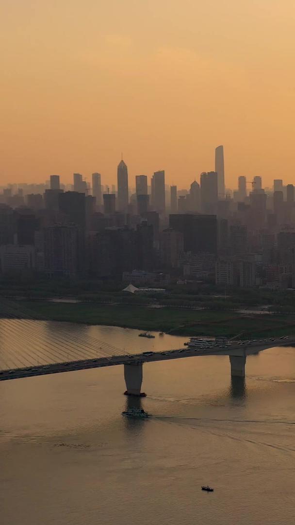 航拍日落时分武汉长江二桥和长江对岸风景视频的预览图