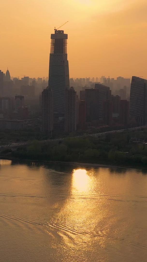 航拍日落时分武汉长江二桥和长江对岸风景视频的预览图