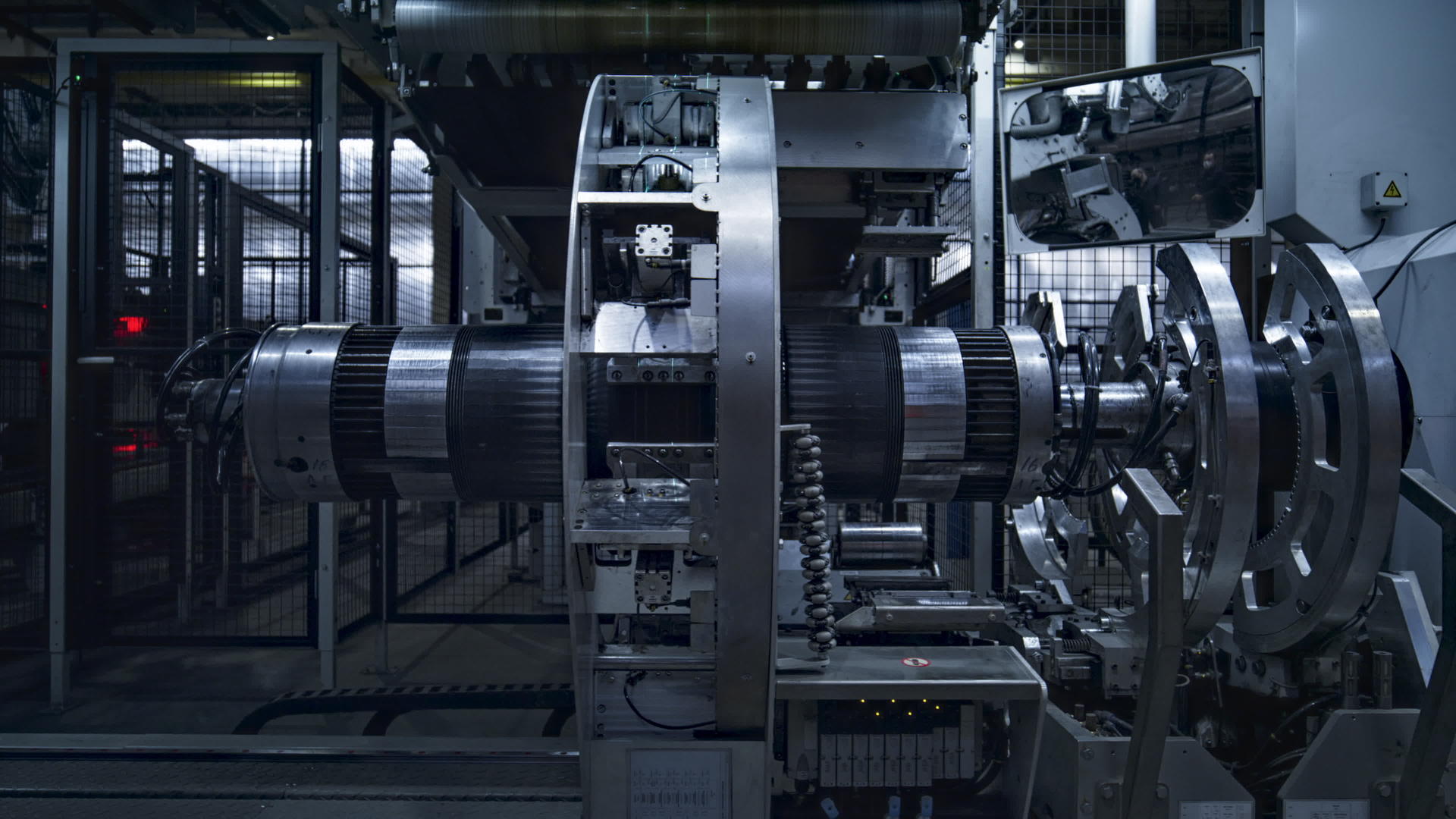 技术厂冲压产品中旋转的轮胎生产机视频的预览图