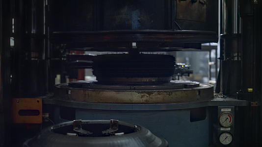 工厂轮胎制造机在现代车间冲压新生产视频的预览图
