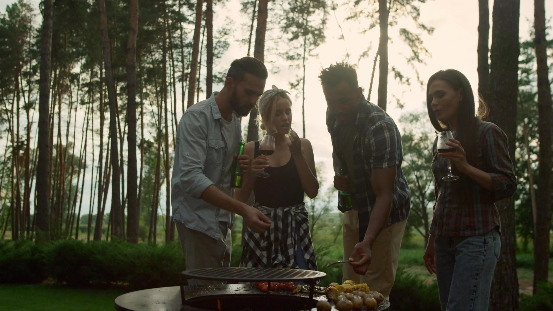 放松的人在夏天的森林里吃饭和吃饭视频的预览图