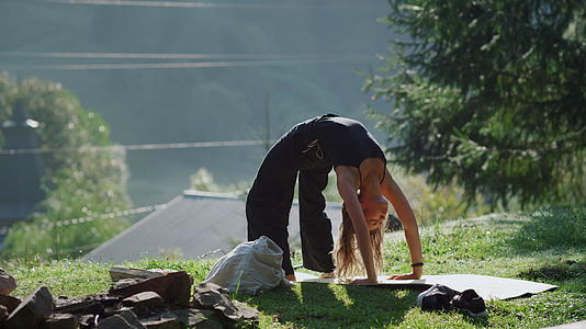 这个迷人的女孩在山上做瑜伽视频的预览图