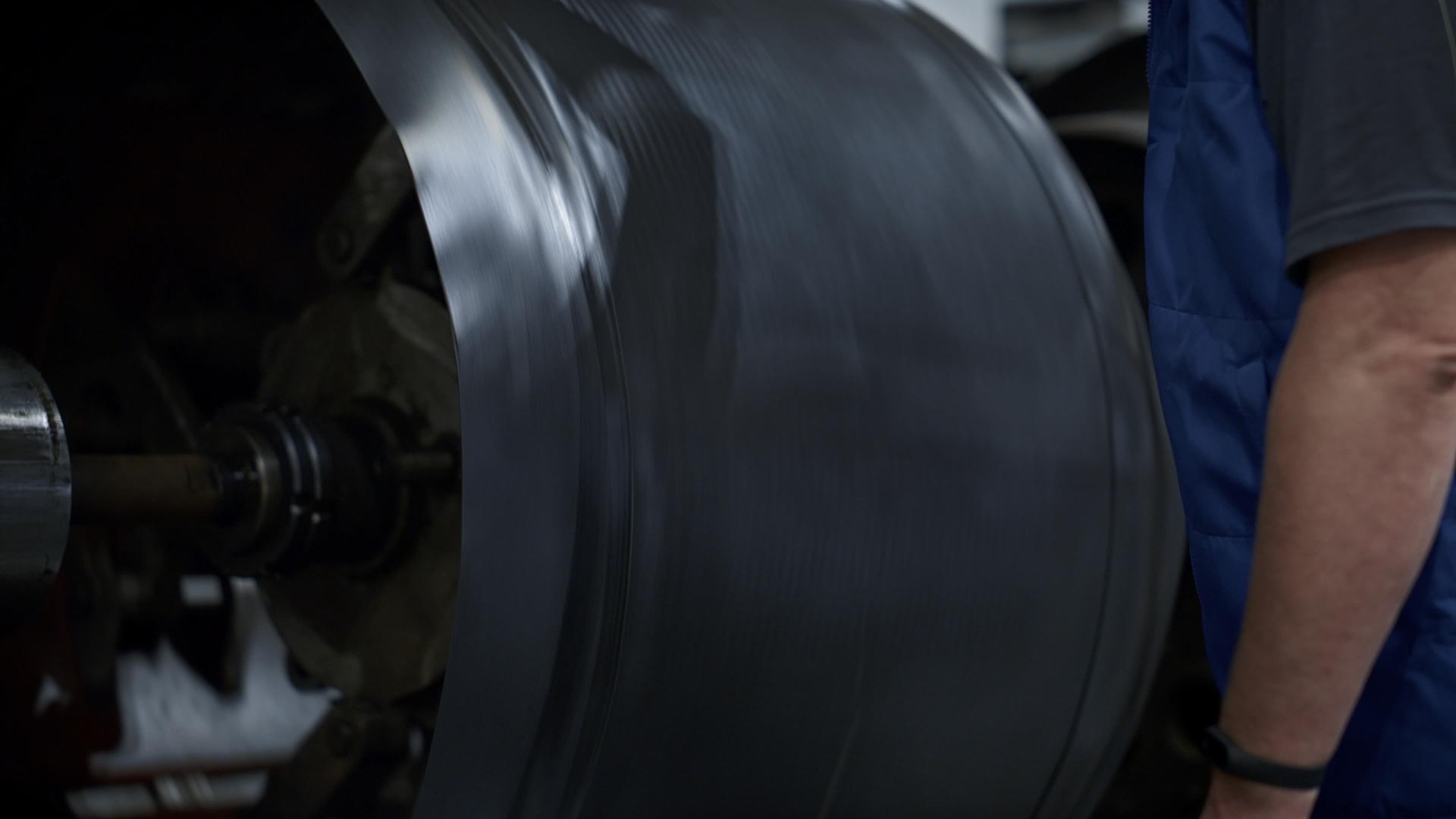轮胎制造工人控制橡胶带冲压工艺视频的预览图