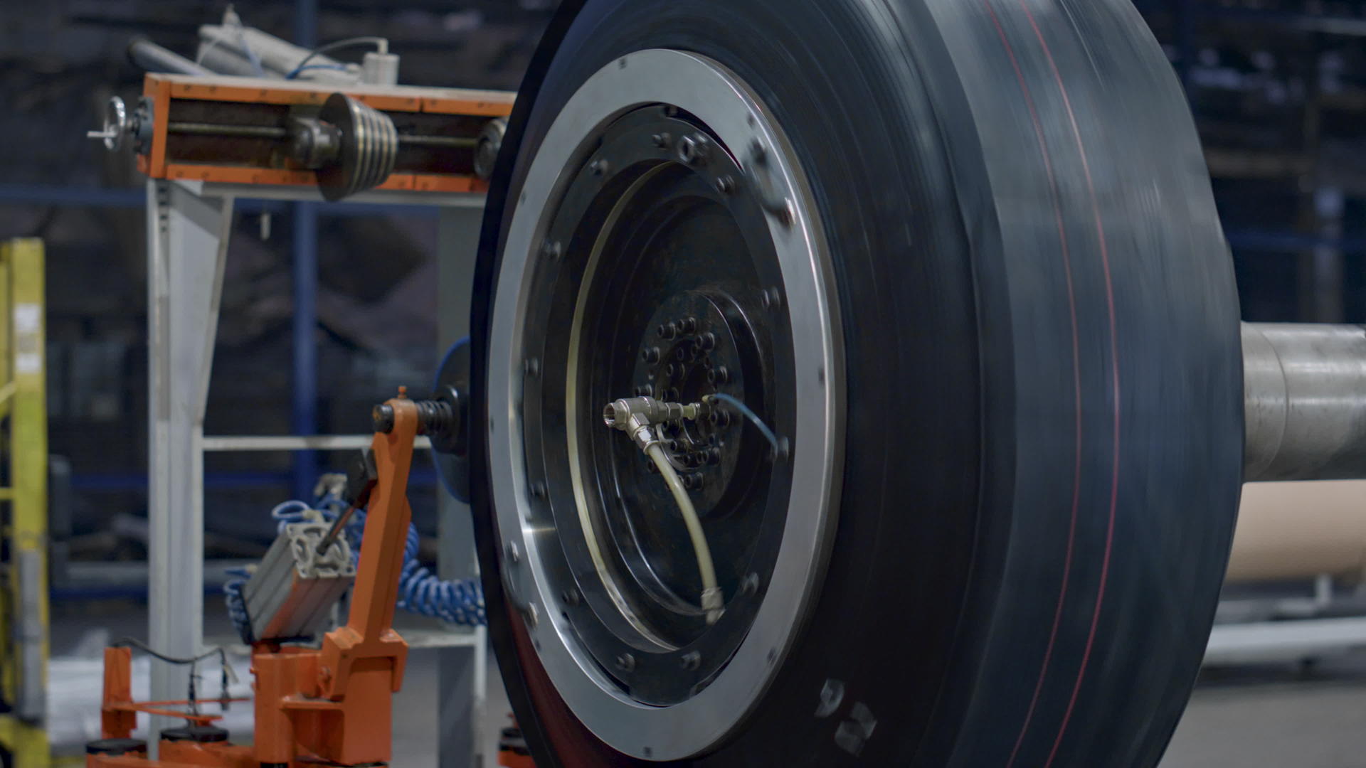 工厂用新型汽车橡胶轮胎旋转轮胎生产机视频的预览图