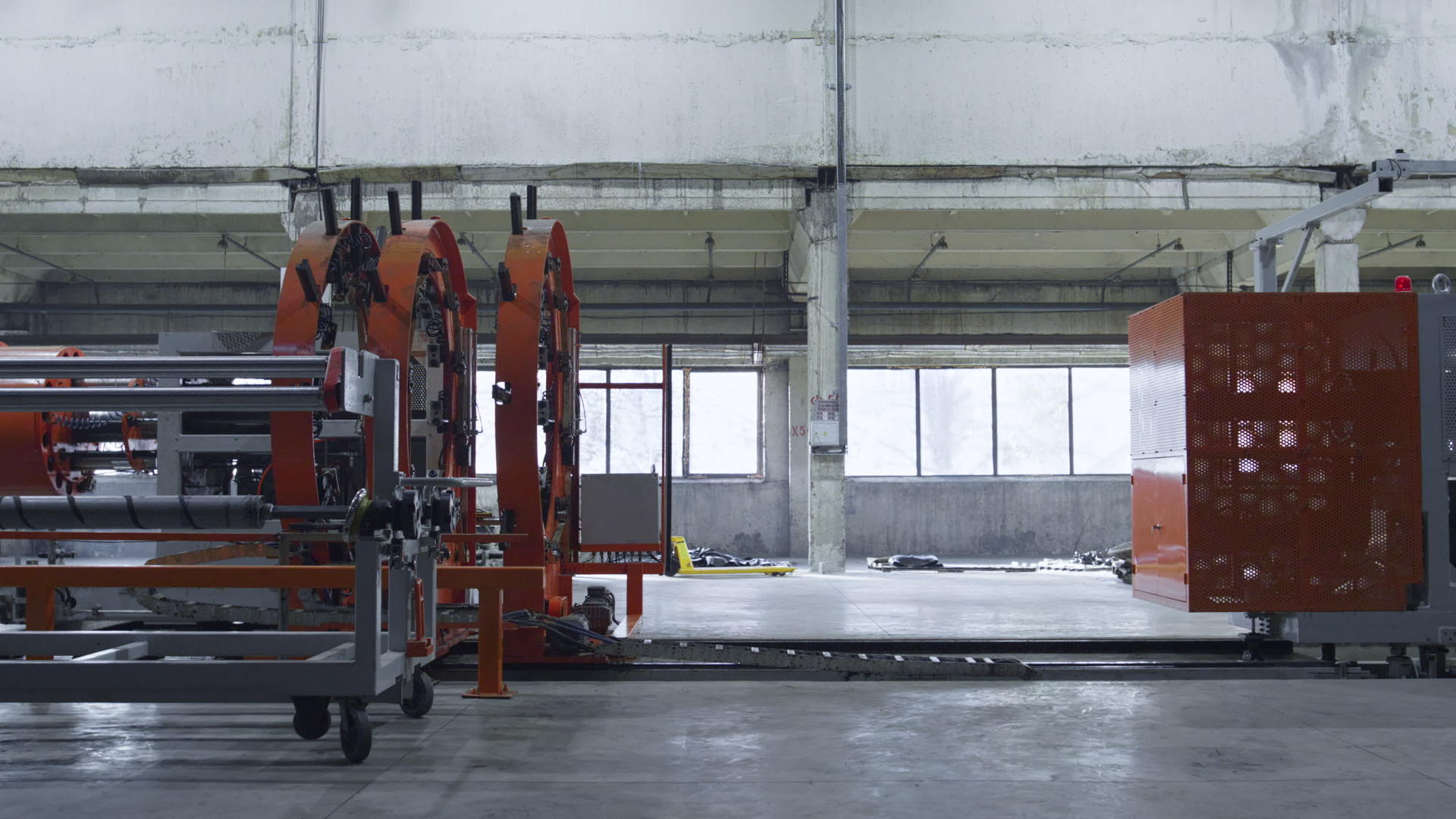 制造轮胎生产自动装置在技术车间设施中移动视频的预览图