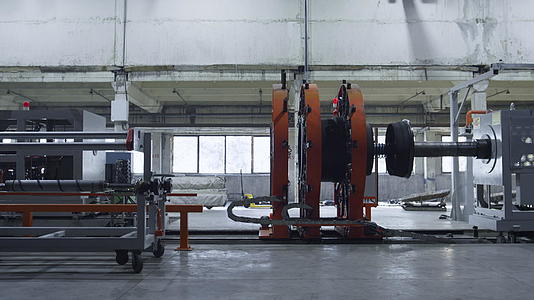 现代化车间设施中的工厂轮胎生产机械视频的预览图