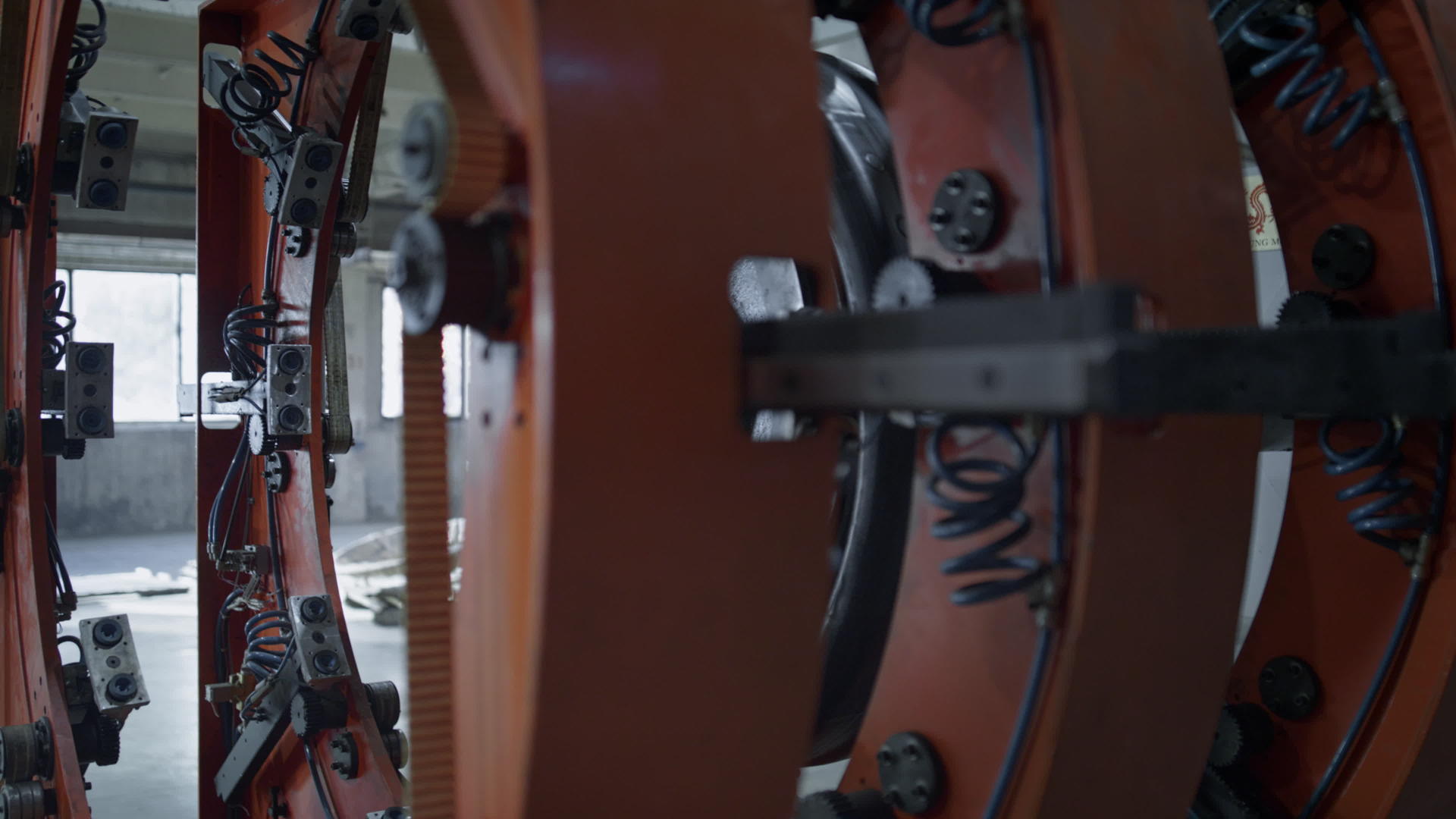 轮胎制造机构在工业自动机上设置橡胶带视频的预览图