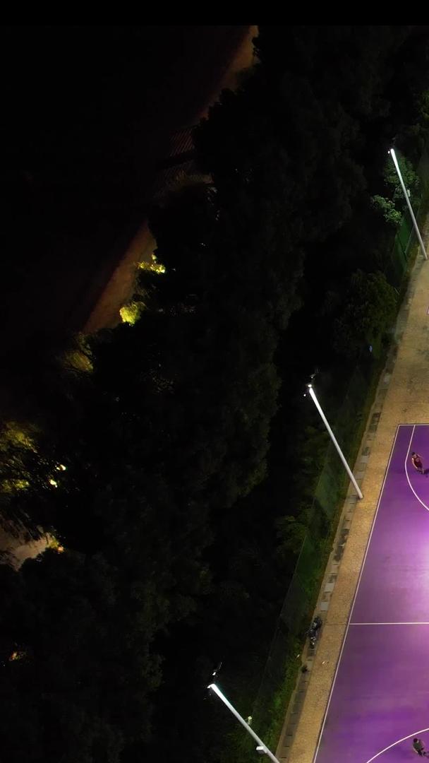 城市夜景灯篮球场运动比赛健身人群街景素材视频的预览图