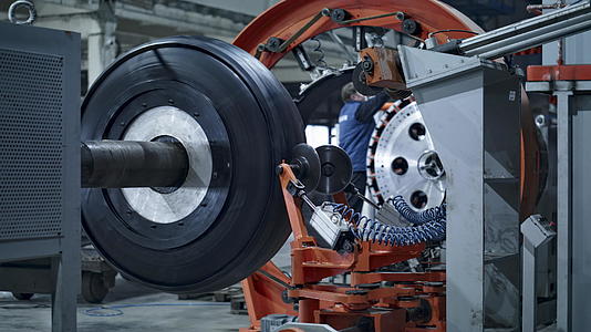 轮胎制造工人在工厂控制生产过程视频的预览图