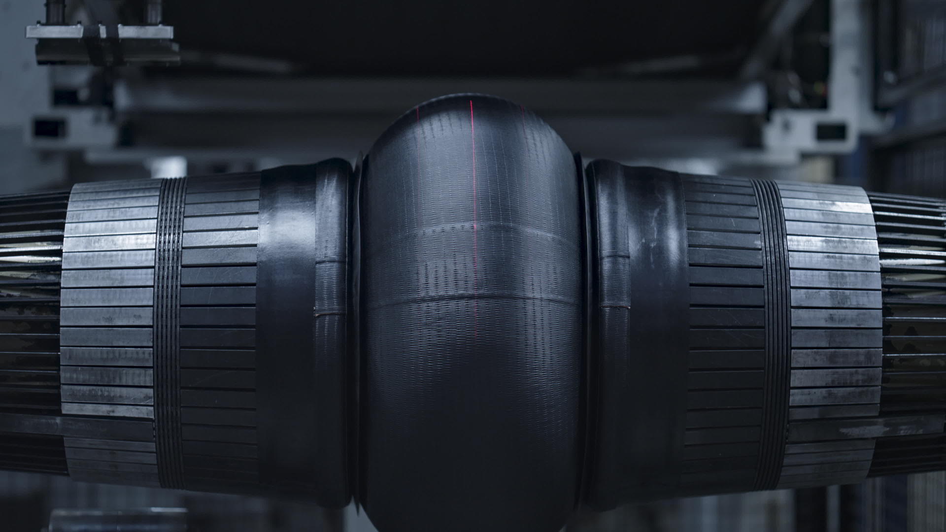 现代化工厂特写的自动轮胎生产技术观视频的预览图