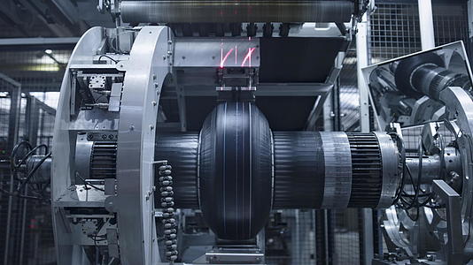 技术性轮胎制造机在工厂生产新橡胶视频的预览图