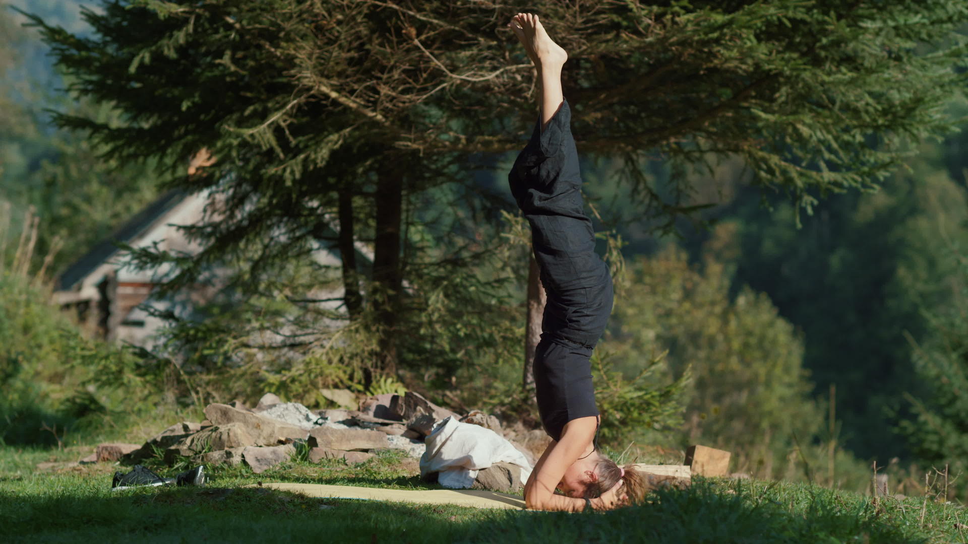 运动女郎在草坪上做瑜伽视频的预览图