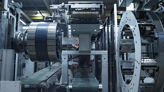 技术车间现代轮胎生产机械的工作流程视频的预览图